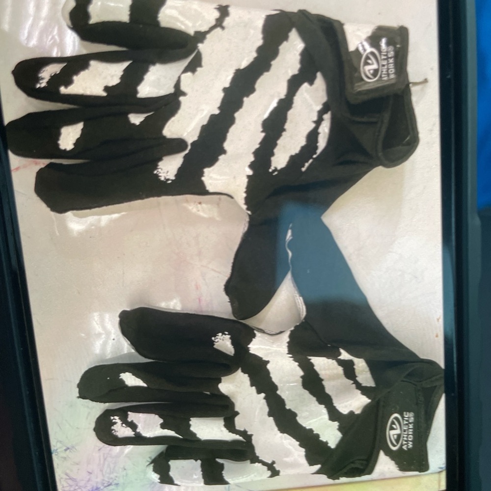 Man L/XL Athletic Works Black and White Sports Gloves